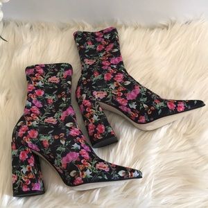 New Steve Madden Lombard floral booties Sz 7M